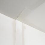 Pęknięcia przy suficie i w narożach