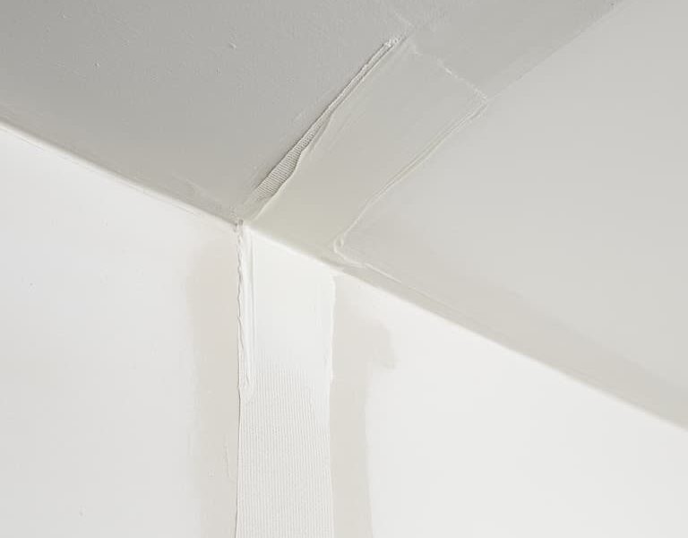 Pęknięcia przy suficie i w narożach