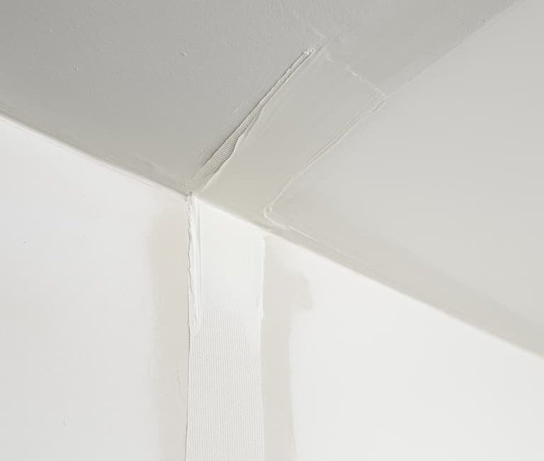 Pęknięcia przy suficie i w narożach