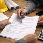 Jak czytać umowy z firmami remontowymi i budowlanymi