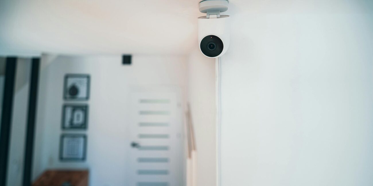 Skąd bierze się opóźnienie działania kamer monitoringu przy podglądzie na telefonie?