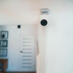 Skąd bierze się opóźnienie działania kamer monitoringu przy podglądzie na telefonie?