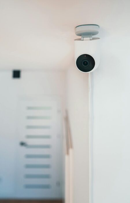 Skąd bierze się opóźnienie działania kamer monitoringu przy podglądzie na telefonie?