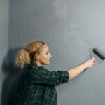Dlaczego świeżo pomalowane ściany mają różne odcienie mimo użycia tej samej farby?