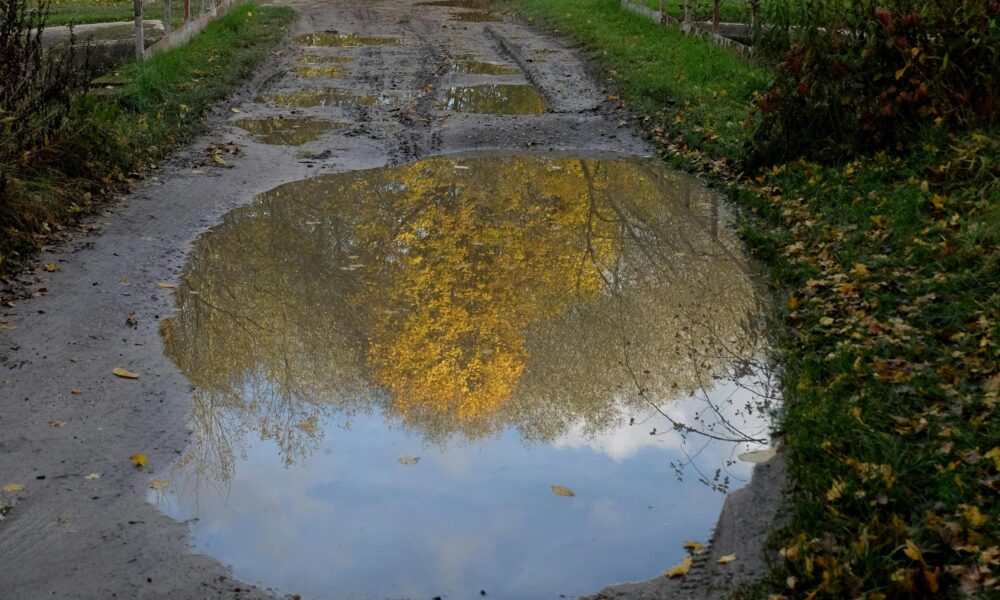 Skąd bierze się błoto przy wejściu do domu mimo utwardzonej ścieżki?